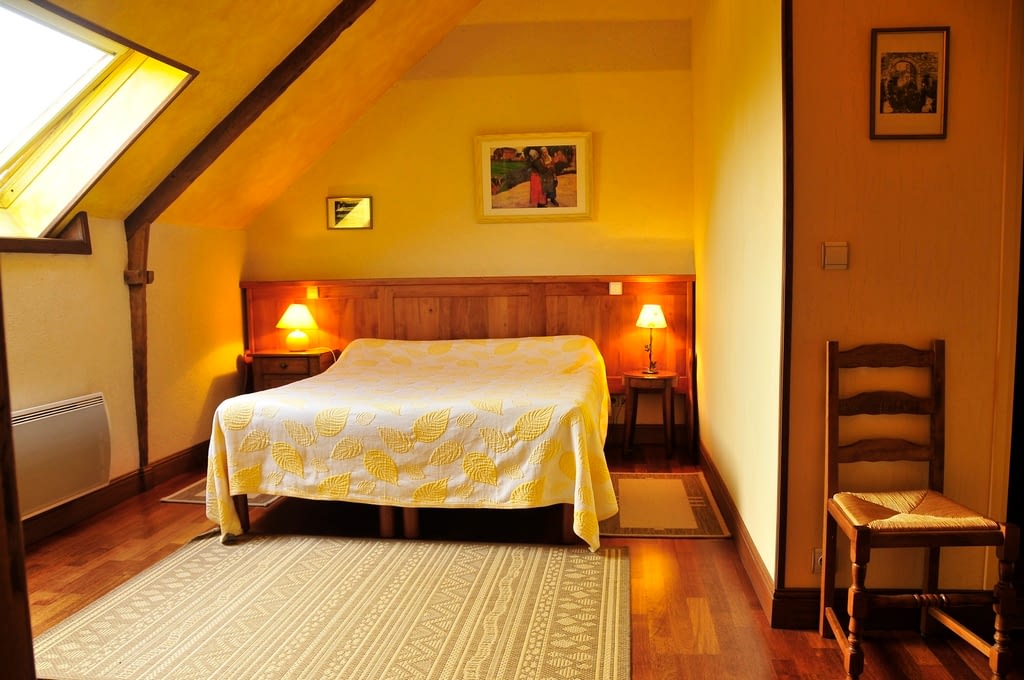 the yellow room in finistère, bed of 2 m.