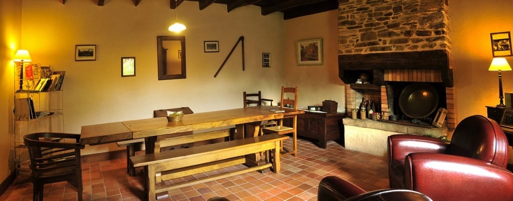 La salle du petit déjeuner au vieux moulin clohars-carnoet Location de chambres d'hôtes en Finistère : la salle du petit déjeuner.