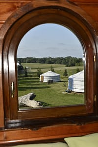 roulotte insolite en bretagne : vue de la chambre