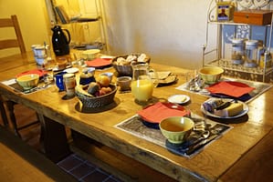Bed & Breakfast Bretagne: ein großer Frühstückstisch Bed & Breakfast Finistère Sud: Der Frühstückstisch
