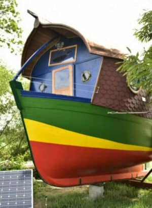 Bateau gite parmi les arbres