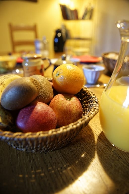 des fruits et des jus de fruits en chambres d'hôtes en bord de mer