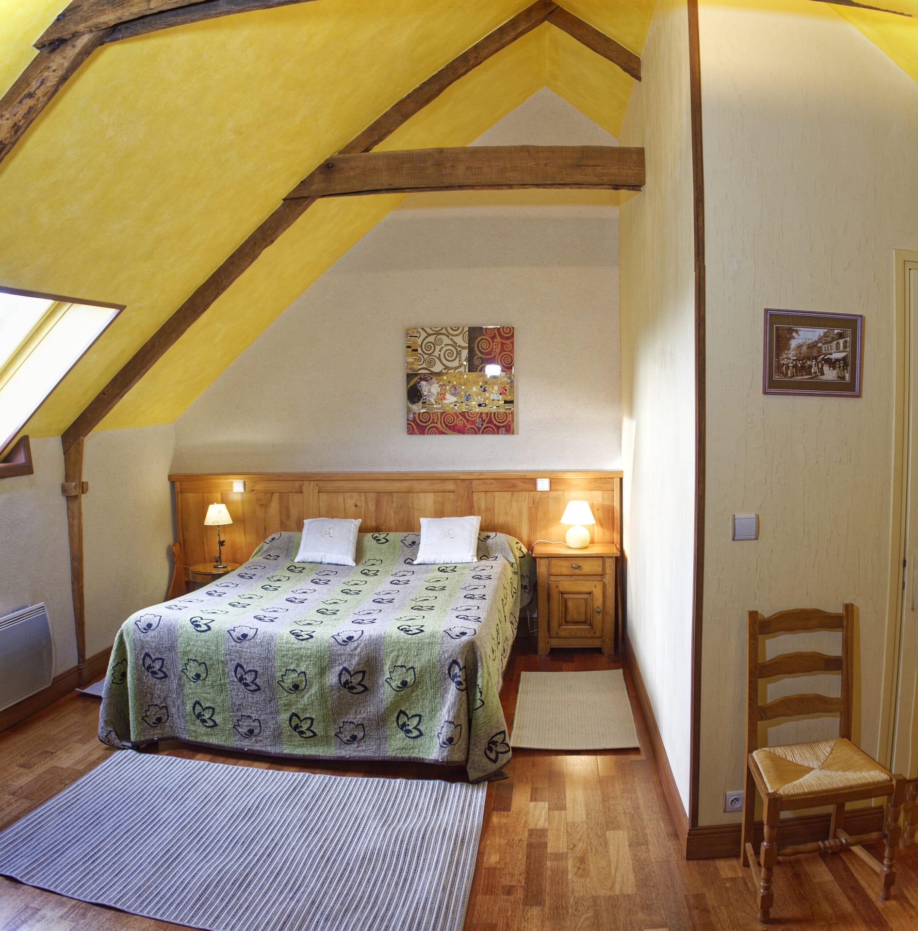 la chambre jaune en finistère, lit de 2 m. grand lit de 2 m chambres d'hôtes en bord de mer