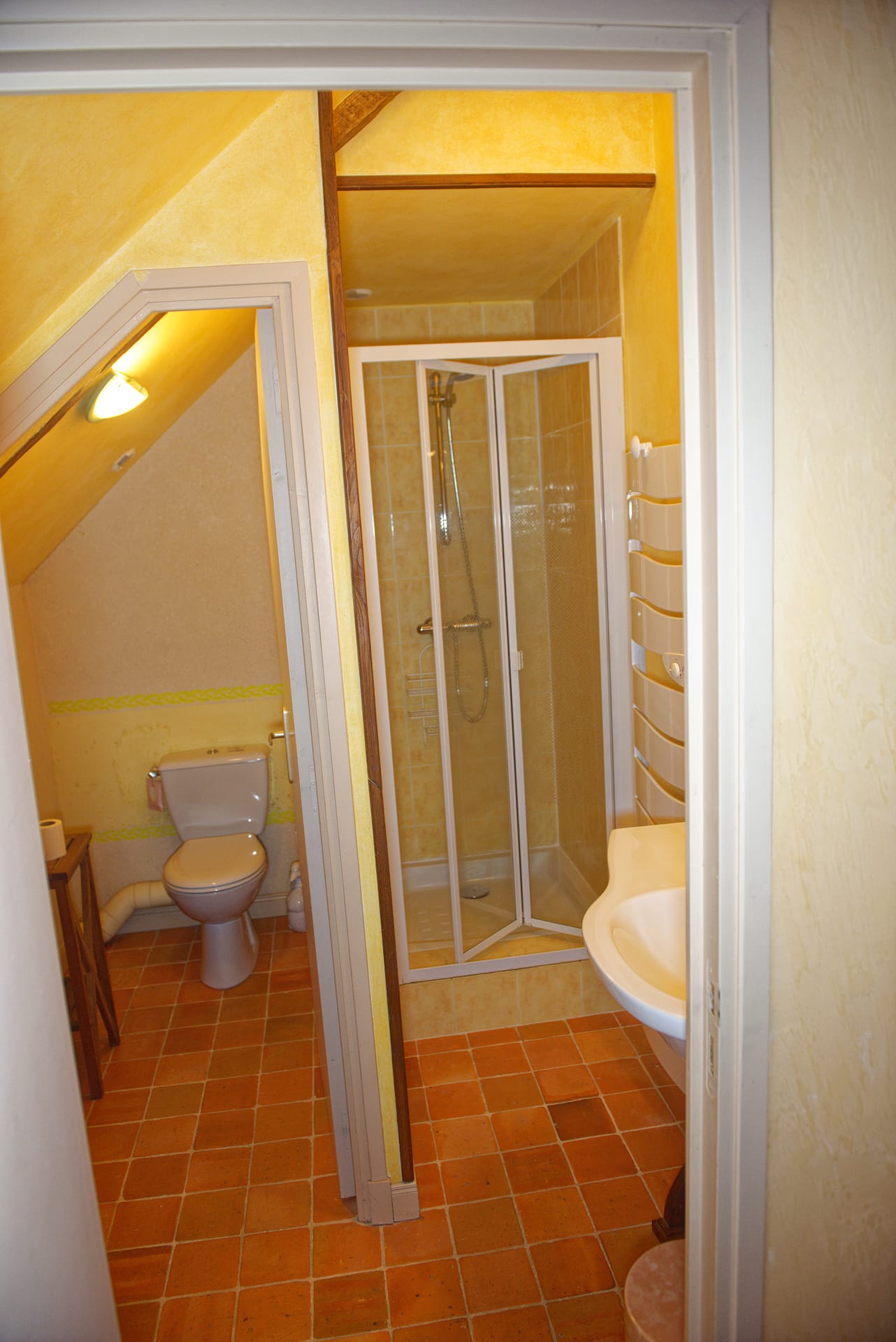 salle d'eau chambre jaune