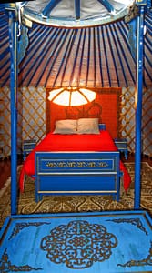 Yurts in Brittany: the room of the blue yurt