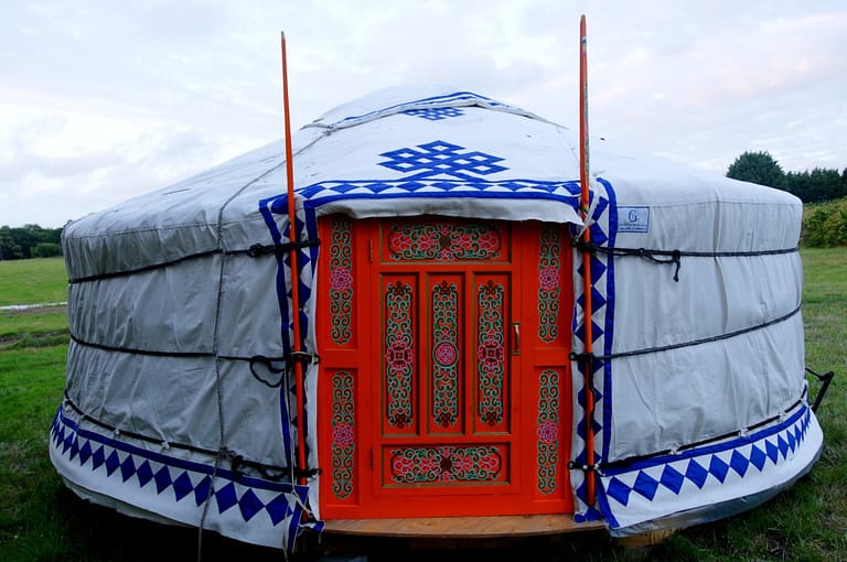 Yurts and trailers of the LA-ATA: eco-friendly rental by the sea