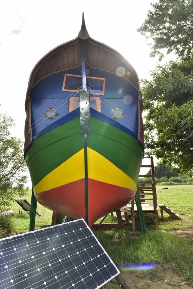 bateau gite hébergement insolite parmi les arbres